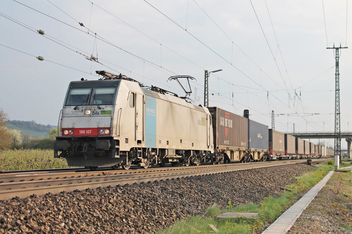 Mit einem  Jan de Rijk -KLV nach Rotterdam Waalhaven fuhr am 04.04.2017 die Rpool/BLSC 186 107 bei Müllheim (Baden) durchs Markgräflerland in Richtung Norden.