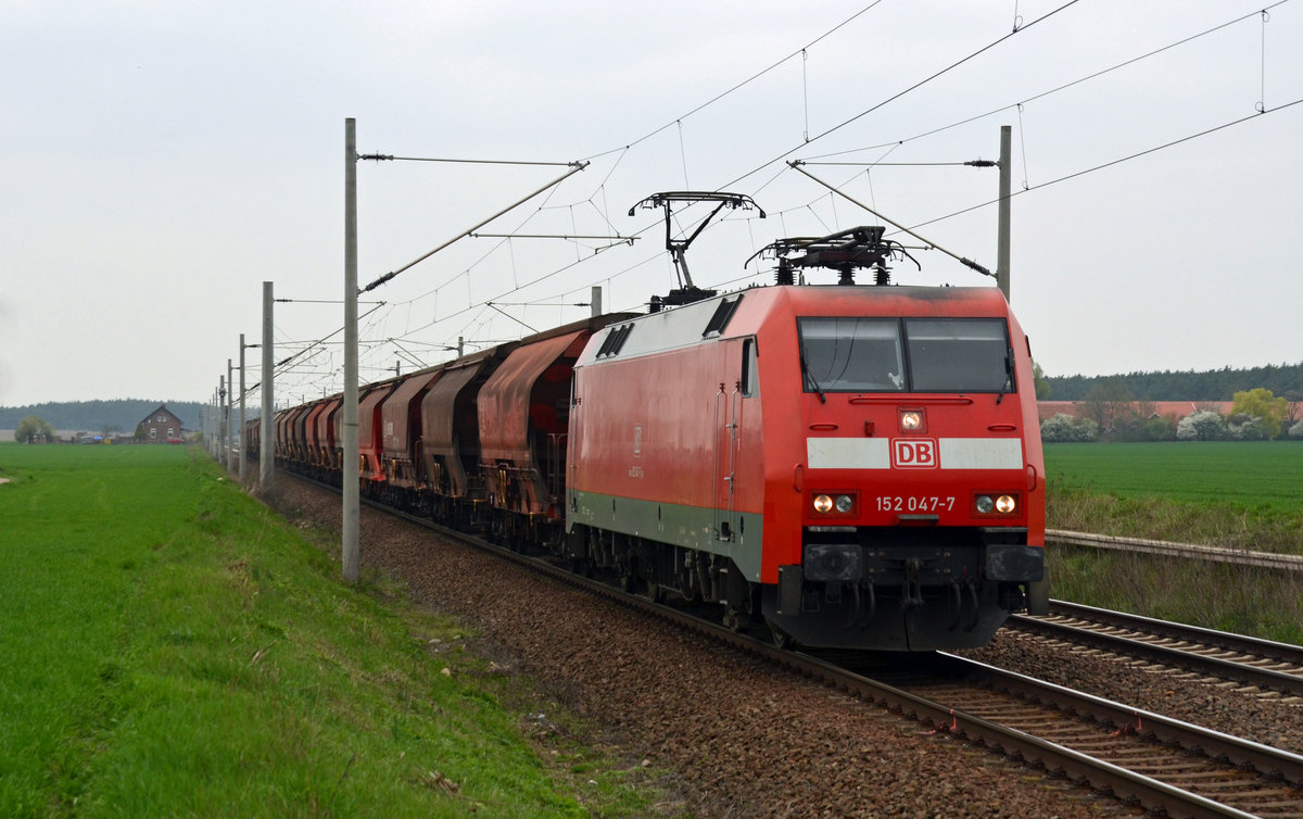 Mit einem Kalizug am Haken fuhr 152 047 am 04.04.17 durch Rodleben Richtung Roßlau.