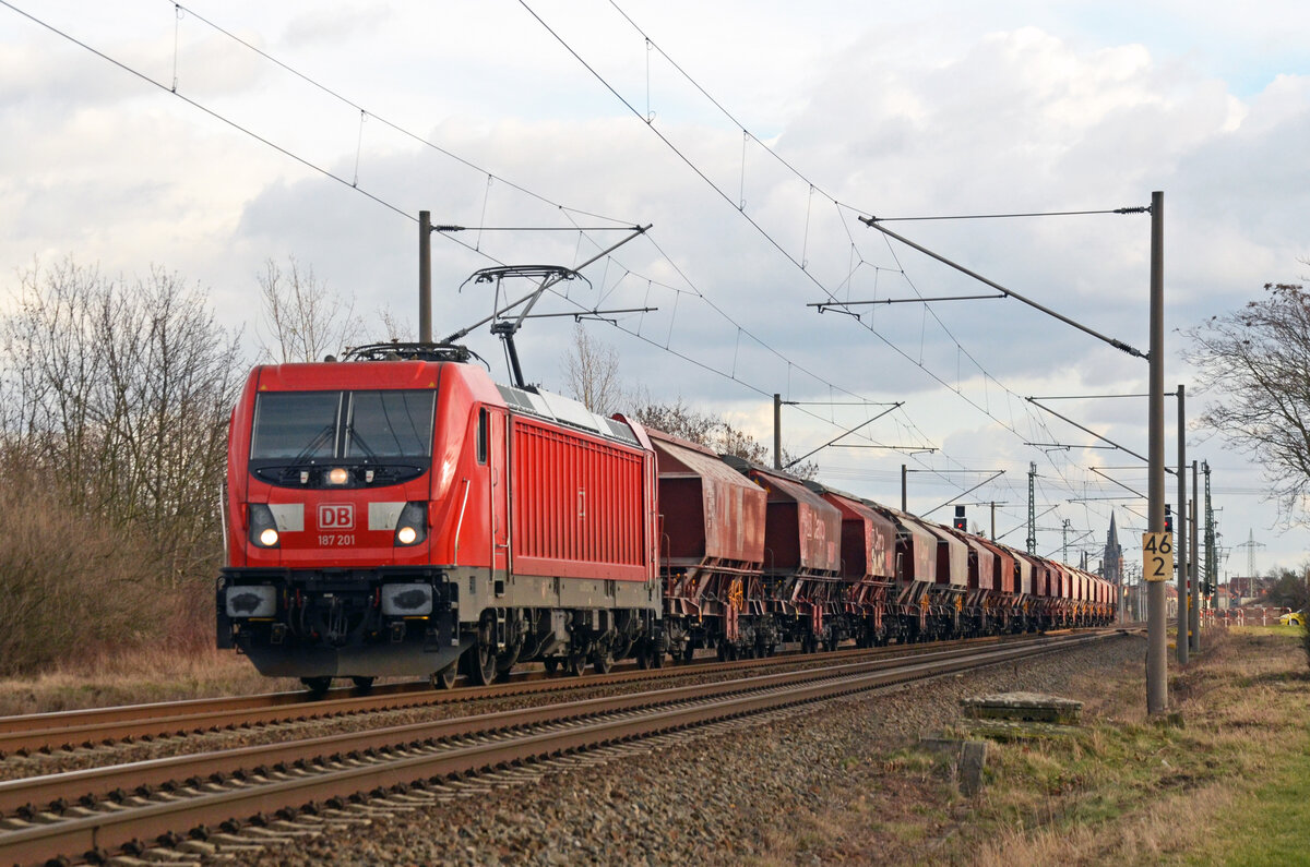 Mit einem Kalizug am Haken rollte 187 201 am 05.02.22 durch Greppin Richtung Dessau.