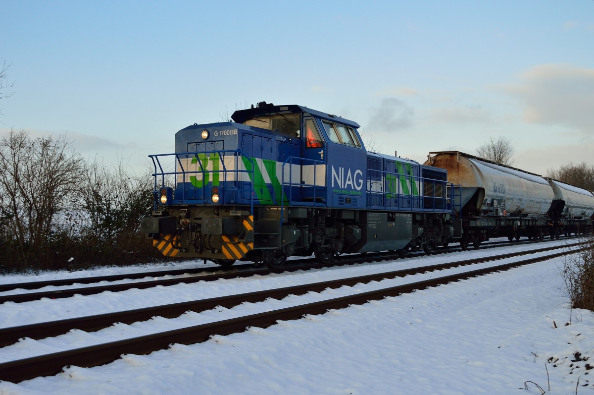 Mit einem Kalksilowagenzug kommt die NIAG 31/9880 1277 802-5 D-VL bei Kapellen Erft am Fotografen vorübergefahren. 24.1.2014