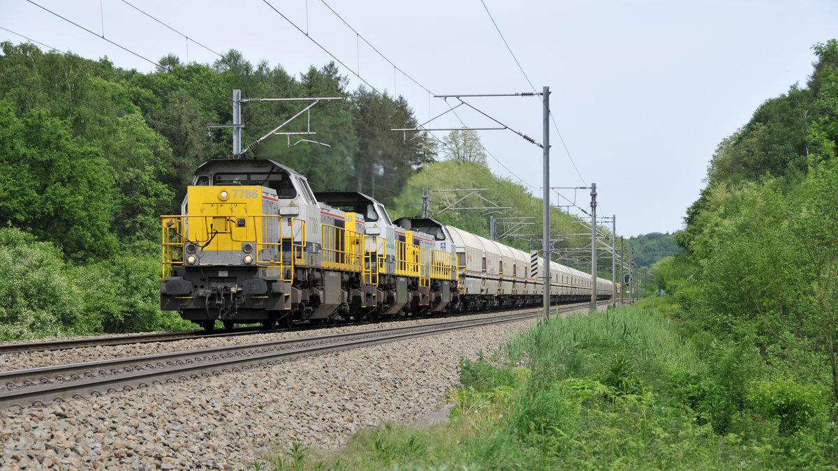 Mit einem Kalkzug am Haken kommen die Lineas-Loks 7786 + 7866 + 7867 von Aachen-West gen Visé durch den Gemmenicher Wald bei Moresnet-Chapelle. Aufnahme vom 12/05/2018.