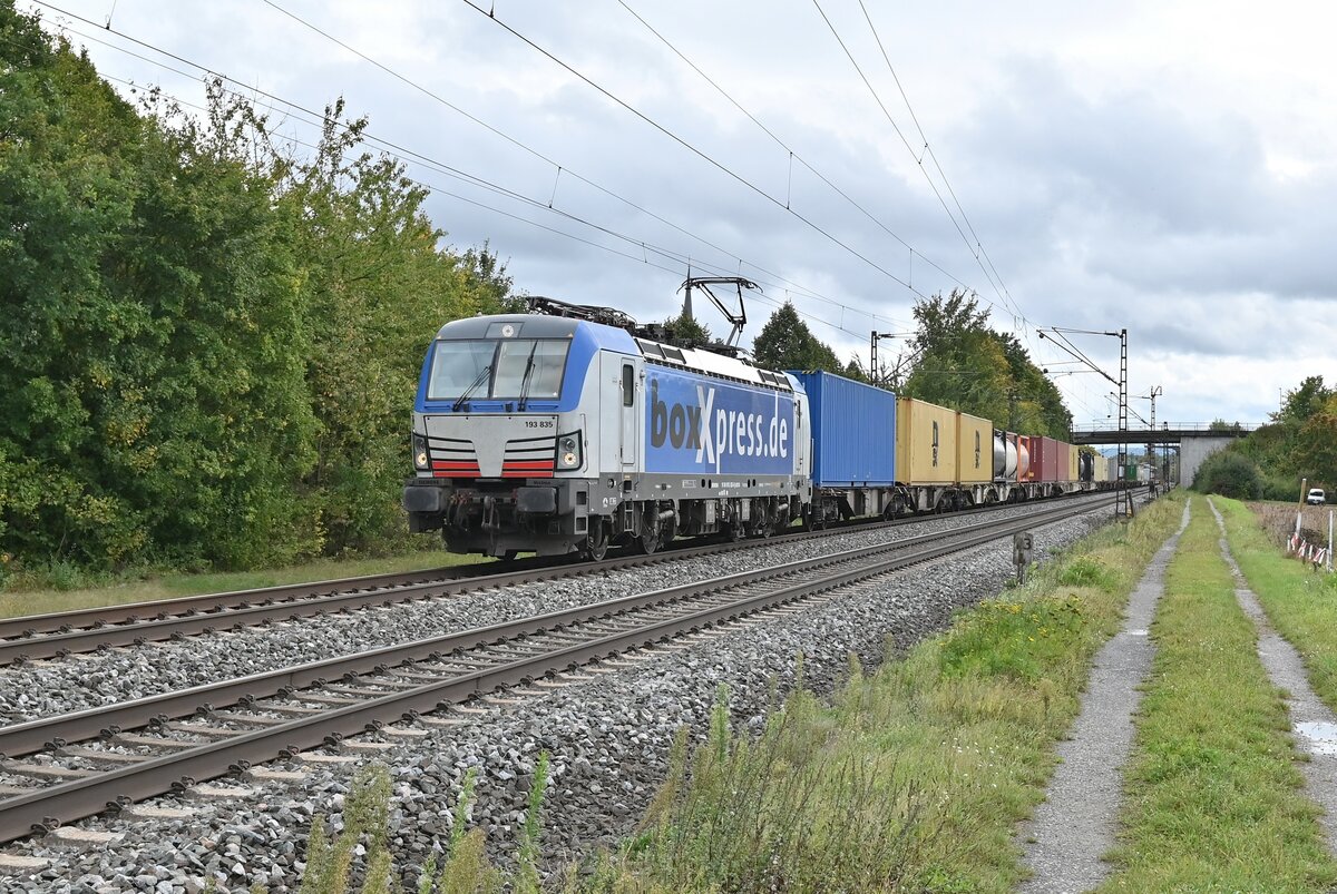 Mit einem Kastelzug am Haken ist hier die Boxxpress 193 835 in Thüngersheim am 5. Oktober 2021 gen Karlstadt fahrend zusehen. 