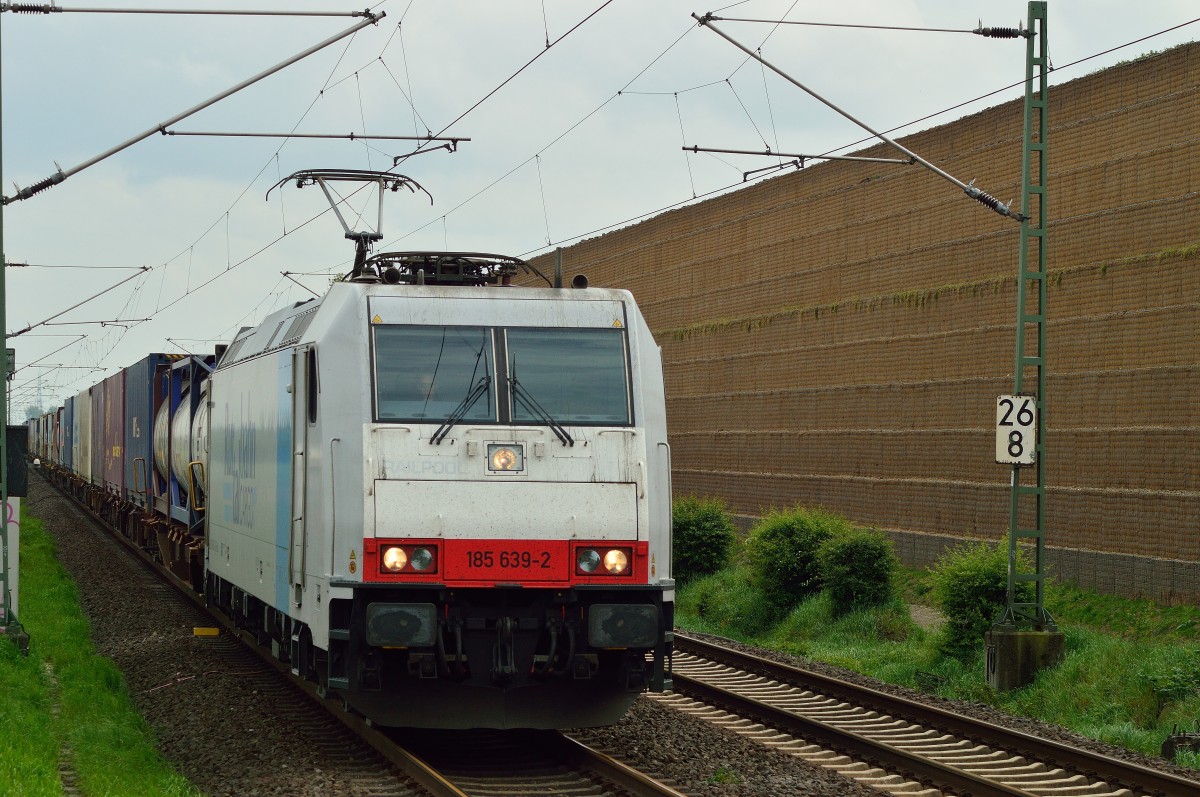 Mit einem Kastelzug kommt die für die Rurtalbahn fahrende von Railpool geleaste 185 639-2 bei Allerheiligen in Richtung Neuss gefahren. Sonntag 27.4.2014