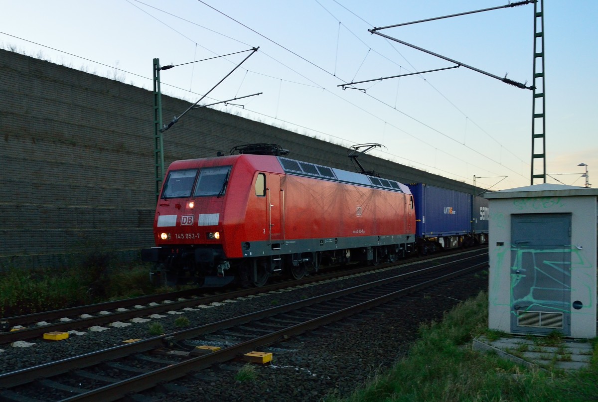 Mit einem Kastenzug ist die 145 052-7 bei Allerheiligen gen süden fahrend vor der Schallschutzwand zu sehen.....21.11.2014