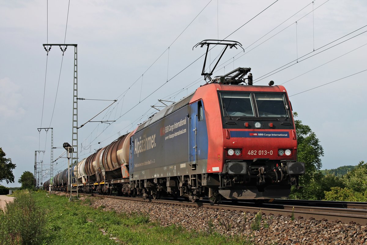 Mit einem  Kerosin -Kesselzug für den Züricher Flughafen fuhr am Nachmittag des 08.06.2018 die Re 482 013-0  Alpäzähmer nördlich von Müllheim (Baden) über die Rheintalbahn in Richtung Basel, wo sie ihren Zug dann an eine Re 6/6/620 abgeben wird.