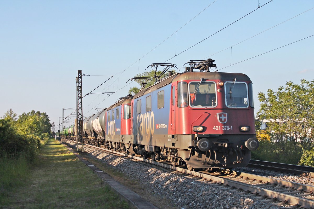 Mit einem  Kerosin -Kesselzug (Kork - Glattbrugg) für den Flughafen Zürich, fuhr am Abend des 23.05.2019 die Re 421 378-1 zusammen mit der Re 421 393-0 südlich vom Haltepunkt Buggingen über die RHeintalbahn in Richtung Schweizer Grenze.