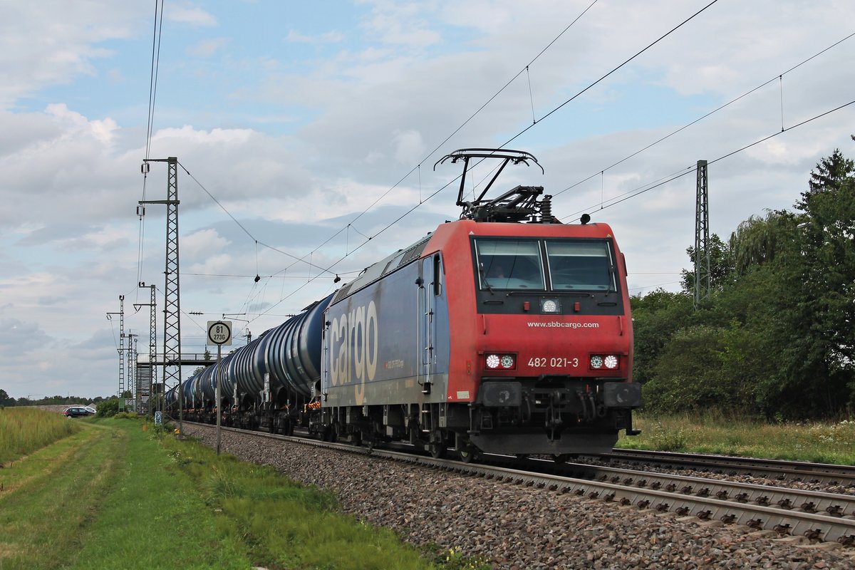 Mit einem  Kerosin -Kesselzug nach Glattbrugg fuhr am Nachmittag des 12.08.2019 die Re 482 021-3 durch den Haltepunkt von Auggen in Richtung Schweizer Grenze.