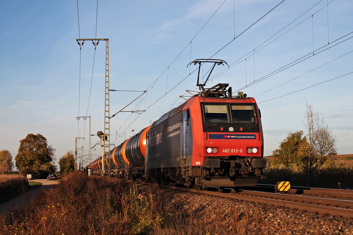 Mit einem  Kerosin -Kesselzug nach Glattburg (CH), welcher aus Wascosa-Kesselwagen bestand, fuhr am 26.10.2017 die Re 482 013-0  Alpäzähmer  bei Müllheim (Baden) in Richtung Schweizer Grenze.