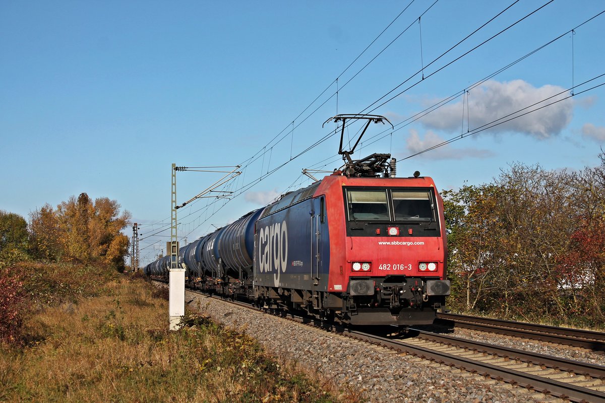 Mit einem  Kerosin -Kesselzug nach Glattburg (CH) fuhr am Mittag des 30.10.2017 die Re 482 016-3 südlich vom Hp. Buggingen durchs dortige Industrigebiet in Richtung Basel.