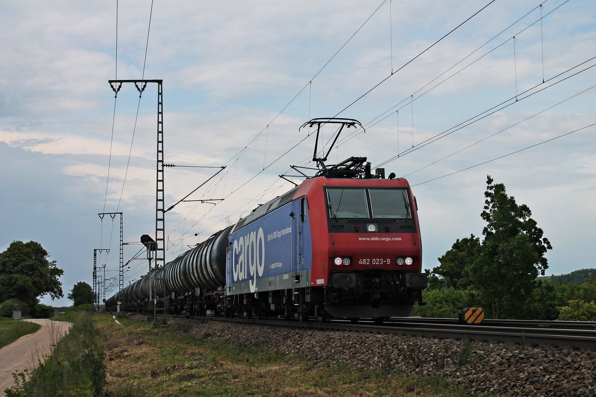 Mit einem  Kerosin -Kesselzug nach Glattburg (CH) fuhr am 22.05.2018 die Re 482 023-9 nördlich von Müllheim (Baden) über die KBS 703 in Richtung Schweiz.