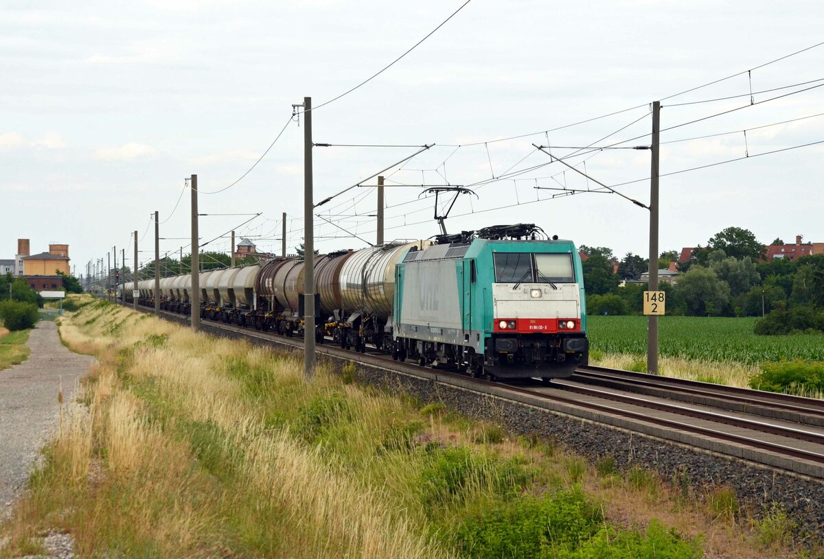 Mit einem Kessel- und Silowagenzug rollte 186 133 der Transchem am 29.06.23 durch Landsberg Richtung Halle(S). Am Zugschluss wurde noch 186 243 kalt mitgeschleppt.