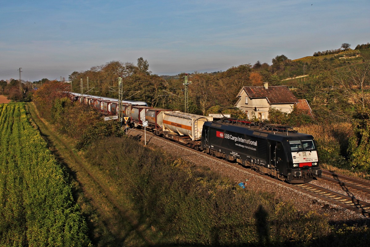 Mit einem Kesselcontainerzug fuhr am 30.10.2014 die ES 64 F4-282  SBB Cargo International  südlich von Müllheim (baden) der Schweizer Grenze entgegen.