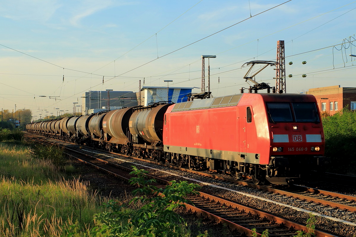 Mit einem Kesselwagenzug ist 145 046-9 am 18.10.2017 in Hilden unterwegs