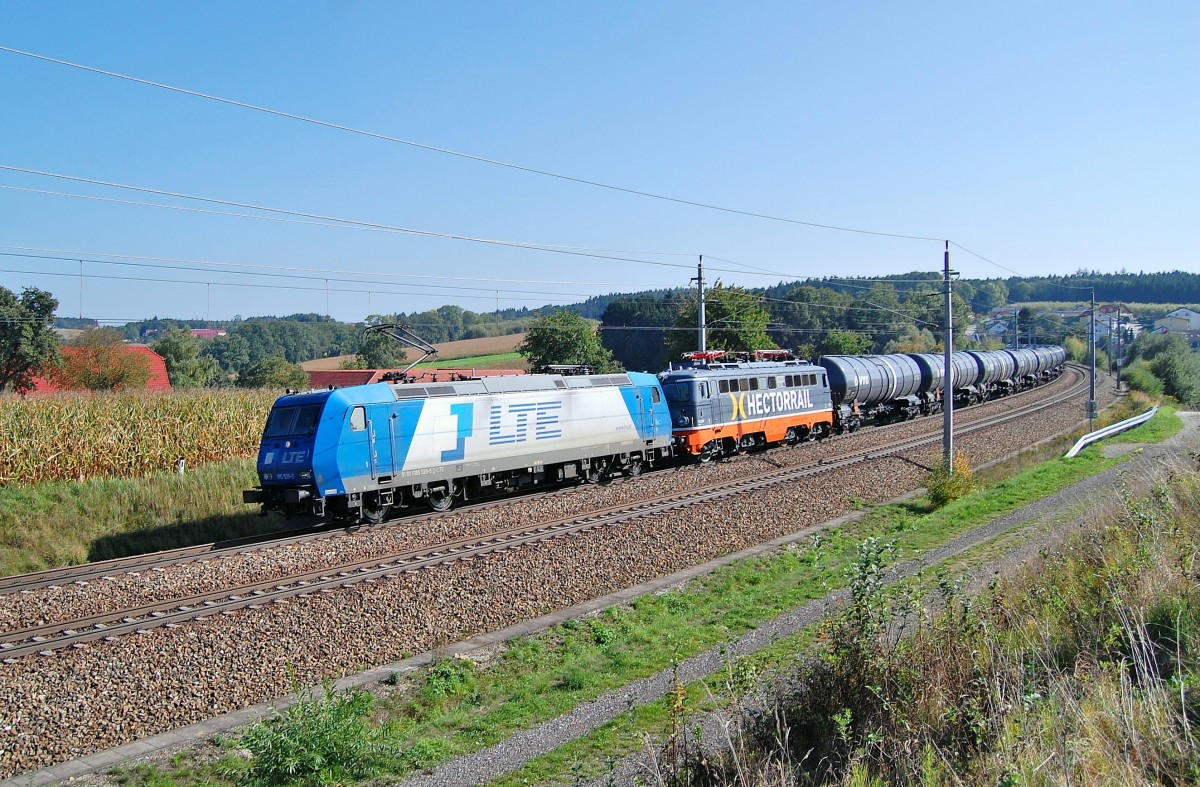 Mit einem Kesselwagenzug ist am 28.09.2013
die 185 529 in Katzbach durchgefahren.
Mit eingereiht war eine fr die Hectorrail
umgebaute 1142.
Grsse an die Triebfahrzeugbesatzung.