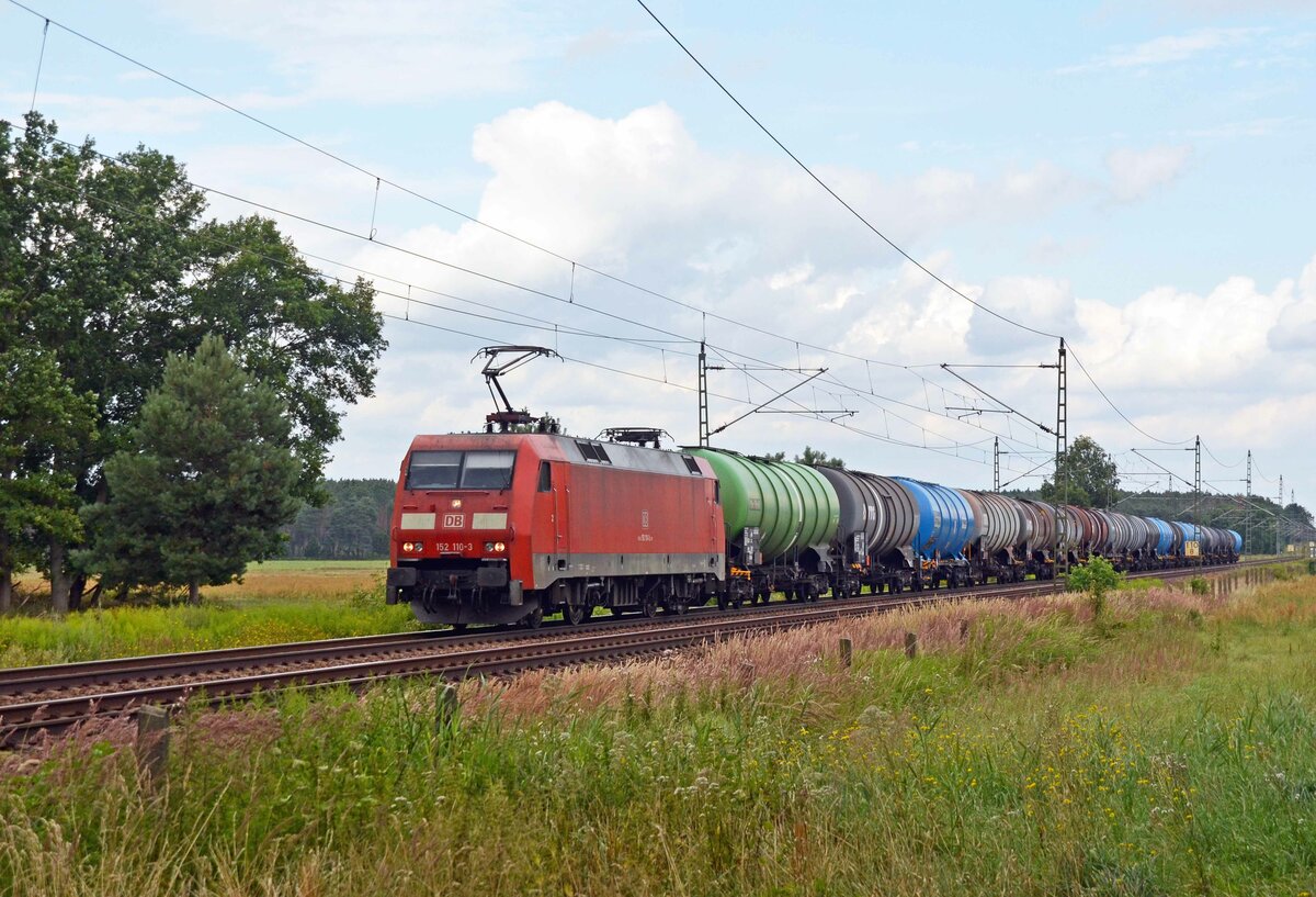 Mit einem Kesselwagenzug am Haken rollte 152 110 am 01.08.21 durch Radis Richtung Bitterfeld.