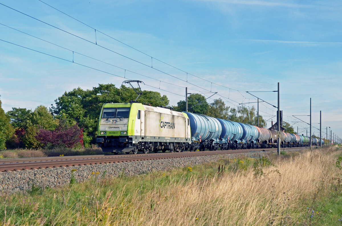 Mit einem Kesselwagenzug am Haken rollt 185 598 der Captrain am 05.10.22 durch Braschwitz Richtung Halle(S).