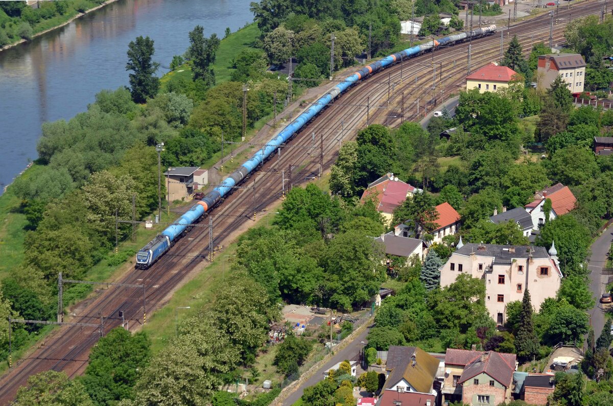 Mit einem Kesselwagenzug am Haken rollt 388 014 am 27.05.23 durch Ustin.L.-Strekov Richtung Litomerice. Fotografiert von der Burg Strekov aus.