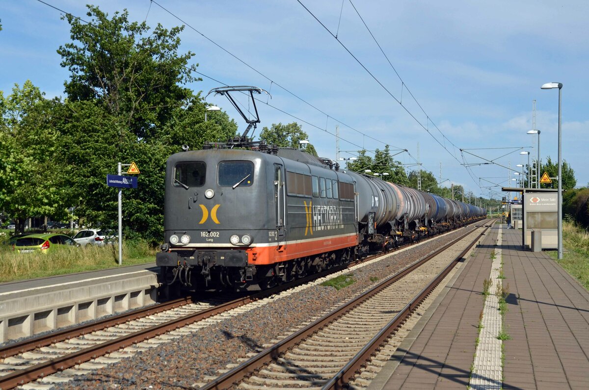 Mit einem Kesselwagenzug am Haken rollte 162 002 (151 070) der Hectrorrail am 05.07.23 durch Wittenberg-Altstadt Richtung Dessau.