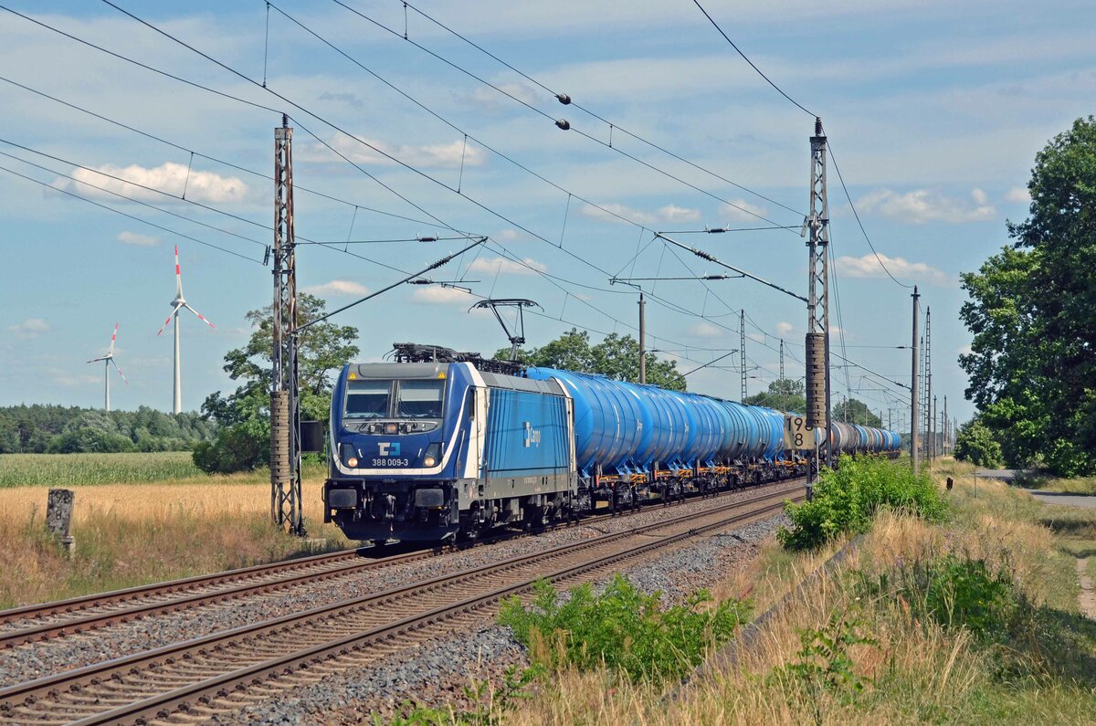 Mit einem Kesselwagenzug am Haken rollt 388 009 am 16.07.23 durch Wittenberg-Labetz Richtung Dessau. 