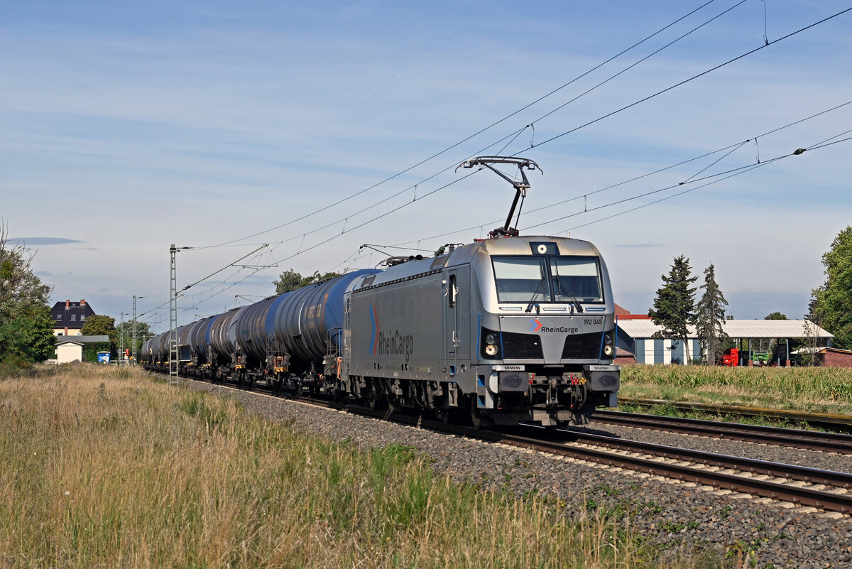 Mit einem Kesselwagenzug am Haken rollte am 08.09.26 192 045 der Rheincargo durch J�trichau Richtung Ro�lau.