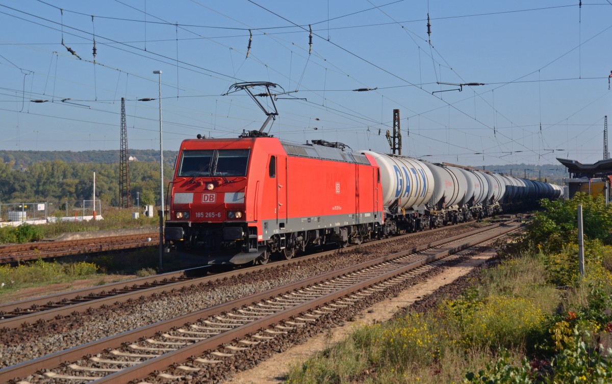 Mit einem Kesselwagenzug am Haken durchfährt 185 265 am 12.10.15 den Bahnhof Naumburg Richtung Apolda.