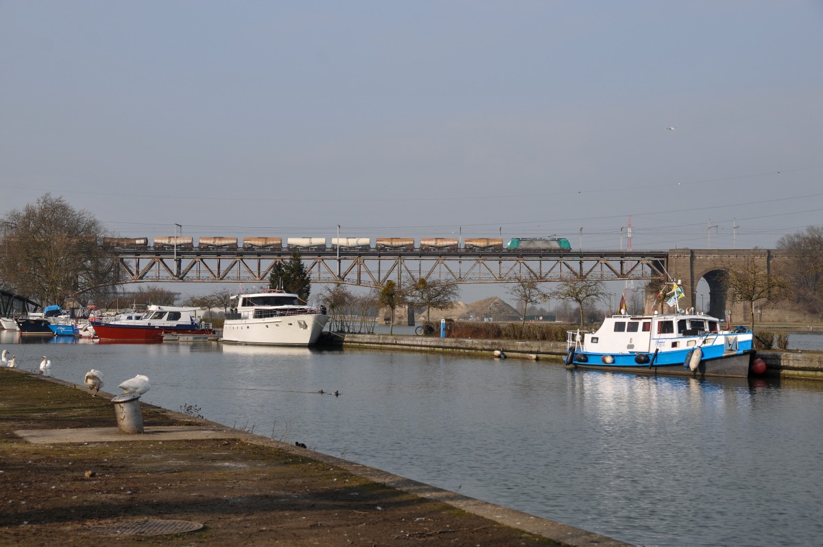 Mit einem Kesselwagenzug am Haken überquert Cobra-Lok 2836 (186 228) den  Pont des Allemands  in Visé auf dem Weg nach Aachen-West. Aufnahme vom 11/03/2016.