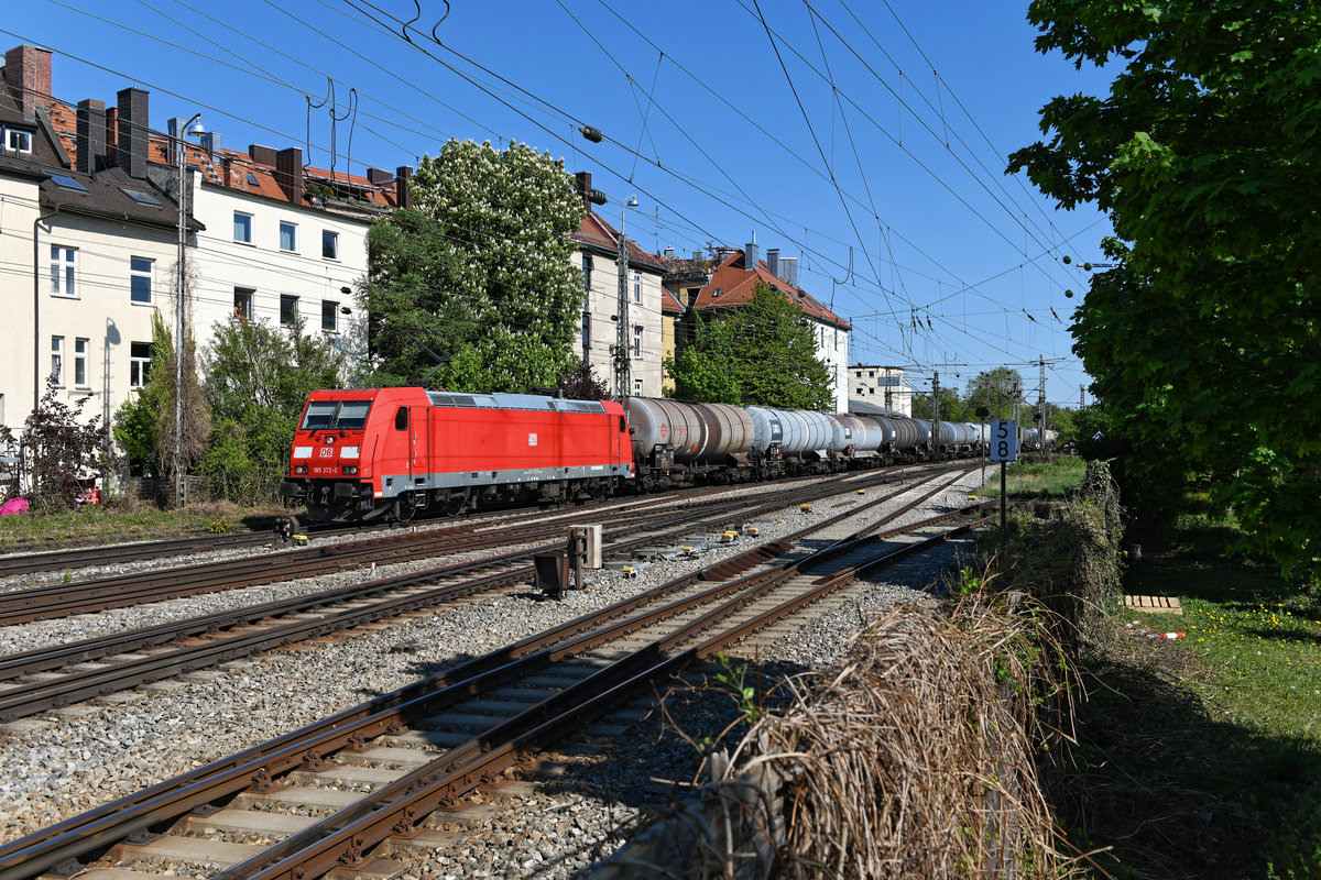 Mit einem Kesselwagenzug aus Feldkirchen konnte am 23. April 2020 die 185 372 bei der Einfahrt in den Bahnhof München Süd fotografiert werden. Der Kastanienbaum hinter der Lok stand zum Aufnahmezeitpunkt in voller Blüte. 