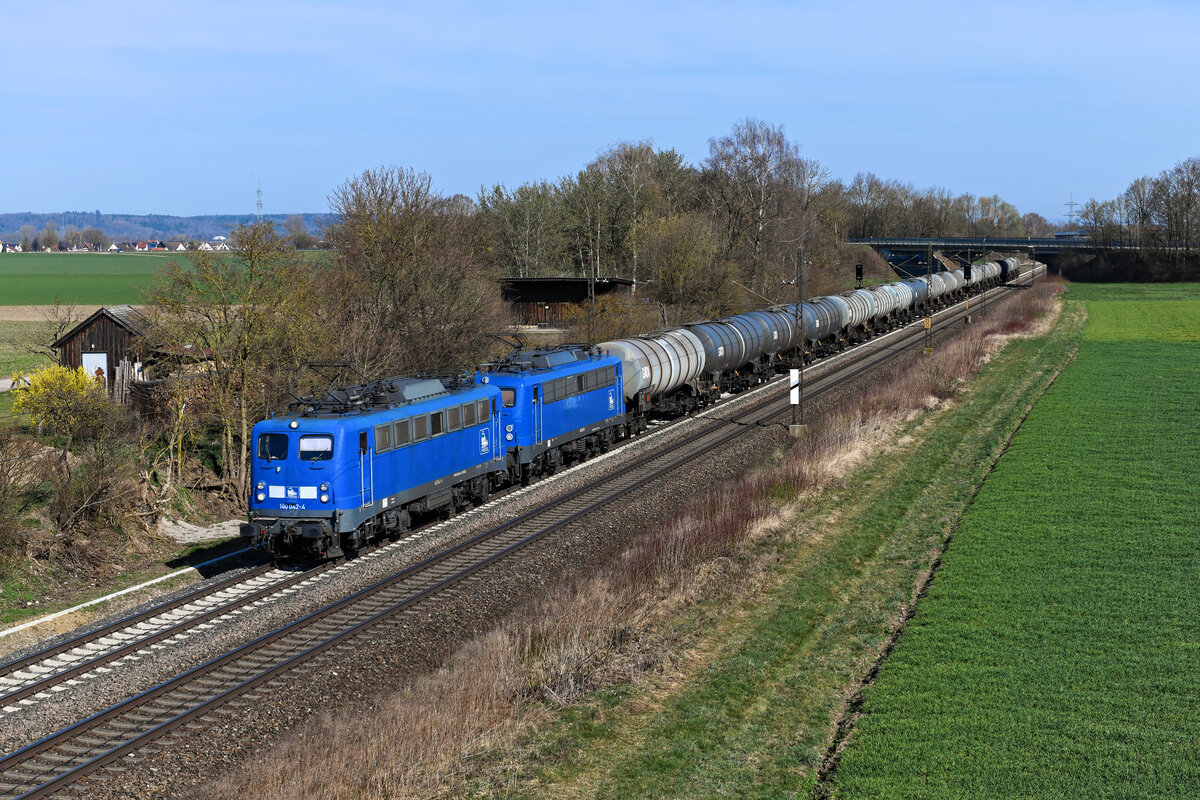Mit einem Kesselwagenzug aus Oldenburg waren am 01. April 2021 die 140 042 und 038 bei Langweid in Richtung München unterwegs. Die klassischen Einheits-E-Loks von PRESS lassen sich auf dieser Relation regelmäßig beobachten, allerdings ist es Glückssache, ob sie aus Fotografensicht zur rechten Zeit am rechten Ort erscheinen.