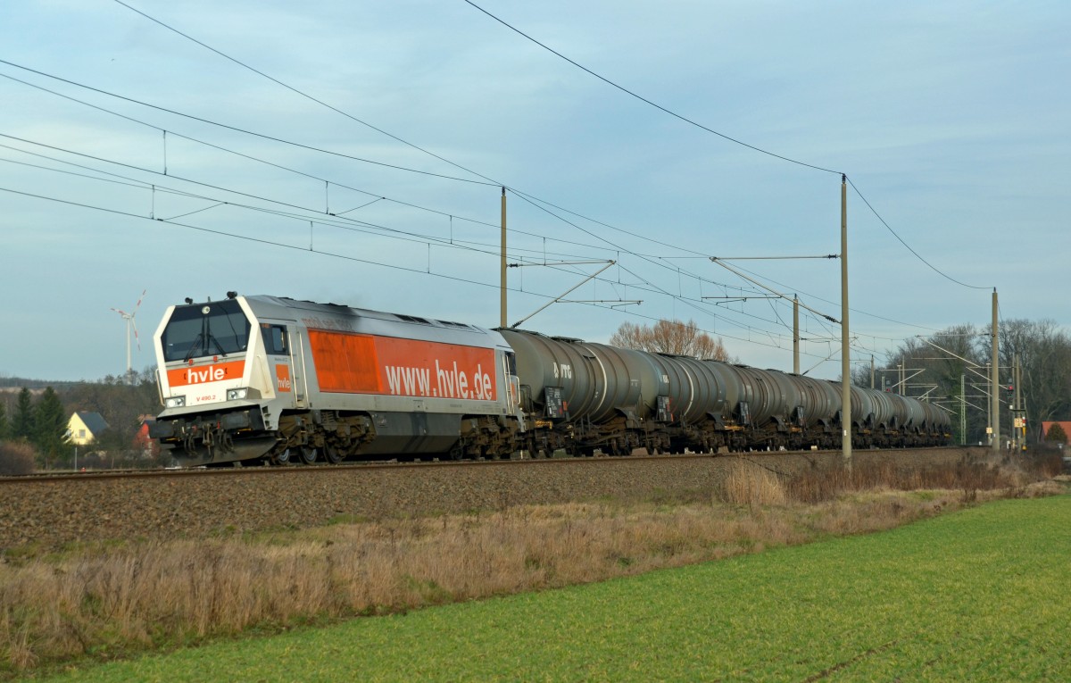 Mit einem Kesselwagenzug aus Stendell durchfährt V490.2 der hvle am 18.01.14 Burgkemnitz Richtung Bitterfeld.