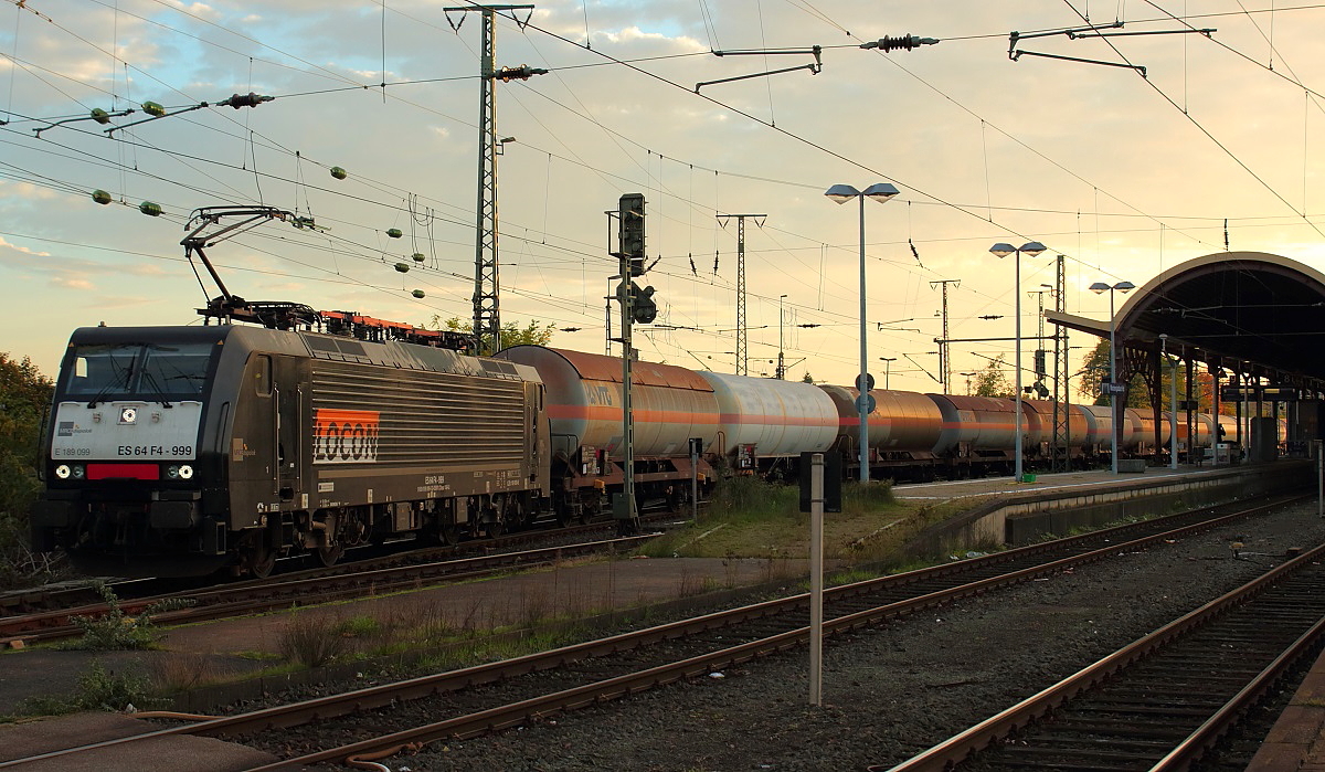 Mit einem Kesselwagenzug durchfährt 189 099 von Locon am 01.11.2014 den Mönchengladbacher Hauptbahnhof