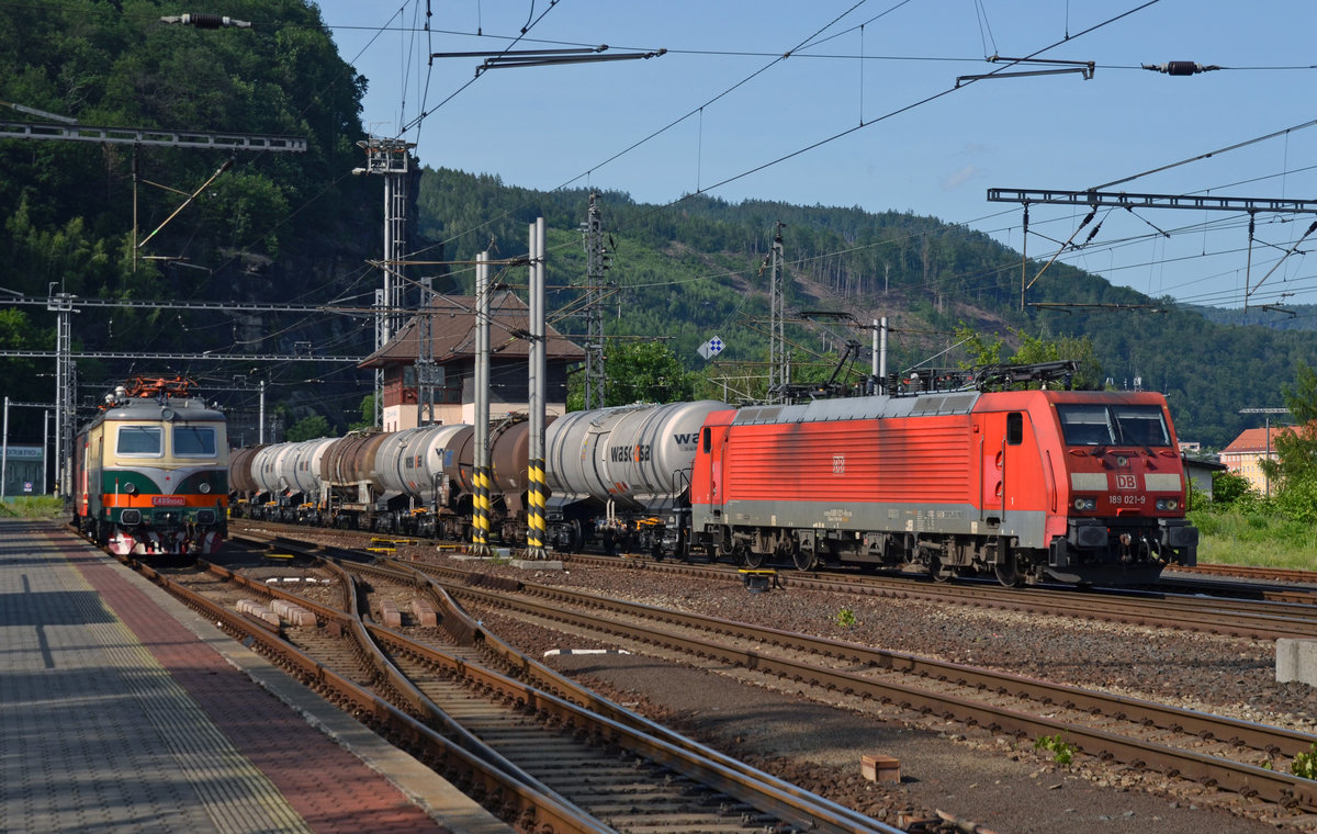 Mit einem Kesselwagenzug erreicht 189 021 aus Richtung Deeutschland kommend am 14.06.19 den Bahnhof Decin.