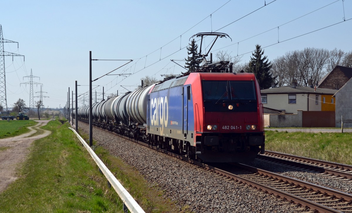 Mit einem Kesselwagenzug fuhr 482 041 am 15.04.15 durch Braschwitz Richtung Magdeburg.