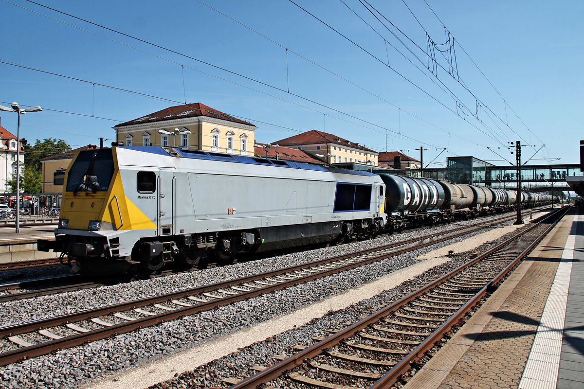 Mit einem Kesselwagenzug fuhr am 26.08.2015 die STOCK 264 003-5 über Gleis 6 durch Regensburg Hbf in Richtung Norden.