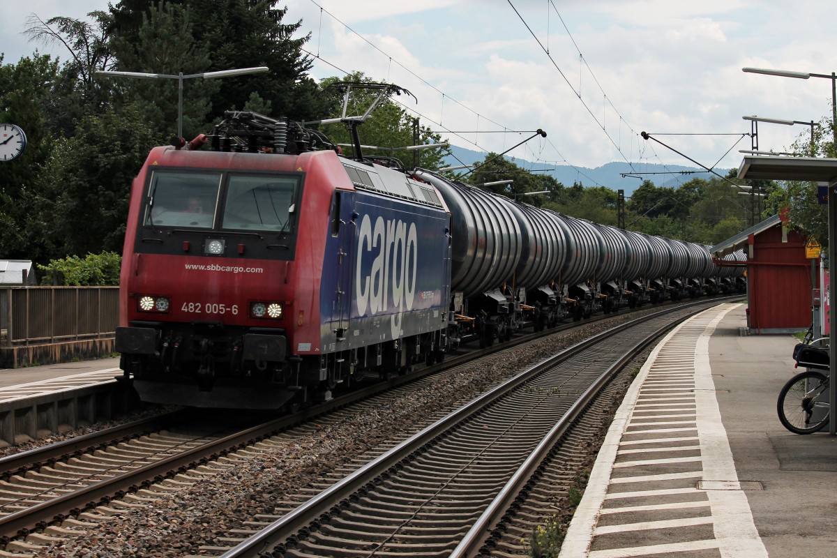 Mit einem Kesselwagenzug fuhr am 08.08.2014 die SBB Cargo Re 482 005-6 durch den Hp. Kollmarsreute in Richtung Norden.