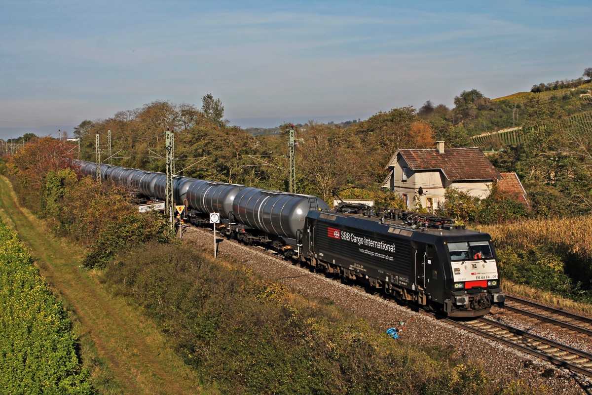 Mit einem Kesselwagenzug fuhr am 30.10.2014 die ES 64 F4-091 (189 991-3)  SBB Cargo International  bei Müllheim (Baden) in Richtung Süden.