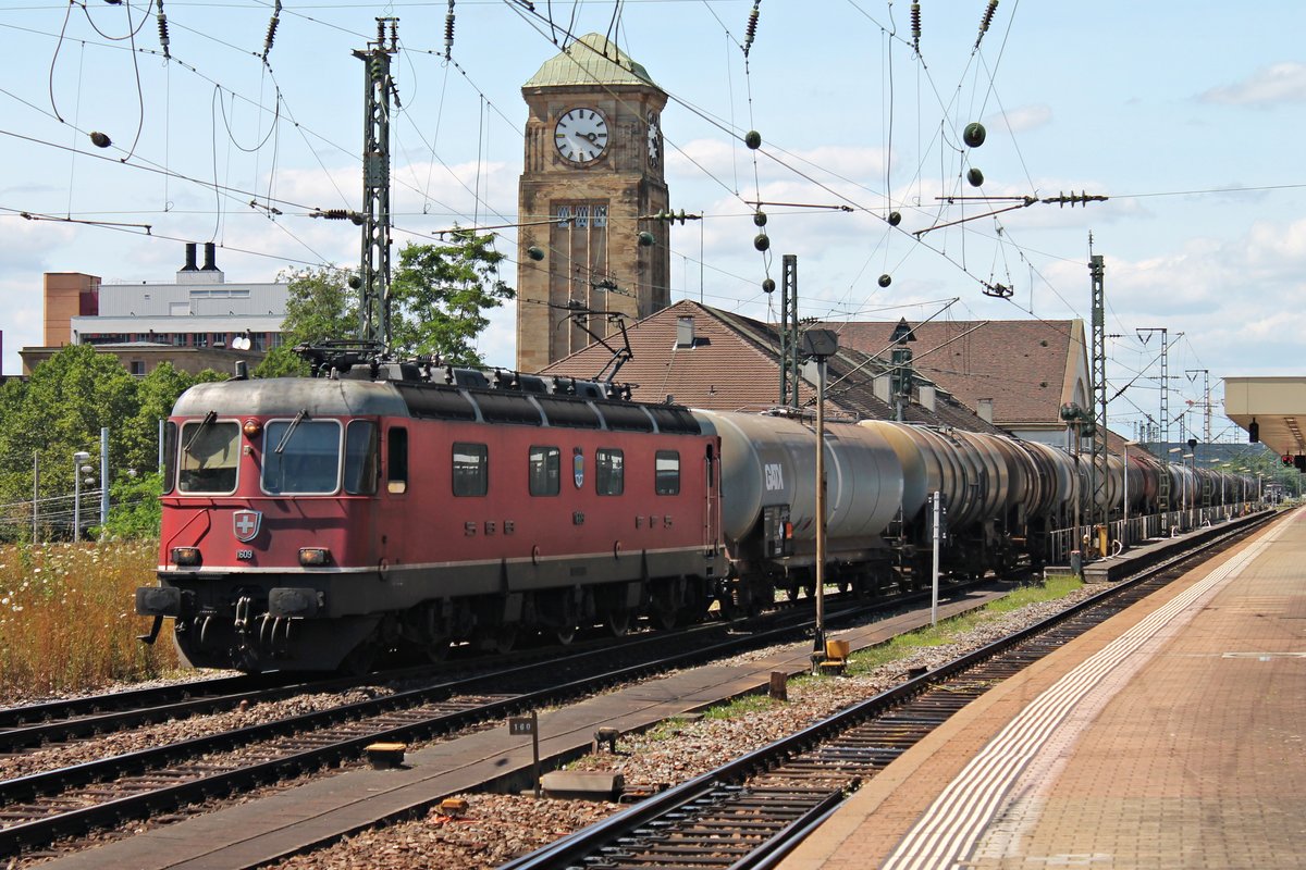 Mit einem Kesselwagenzug fuhr am 08.07.2015 die Re 6/6 11609  Uzwil  über Gleis 1 durch den Badischen Bahnhof von Basel in Richtung Rangierbahnhof Muttenz.