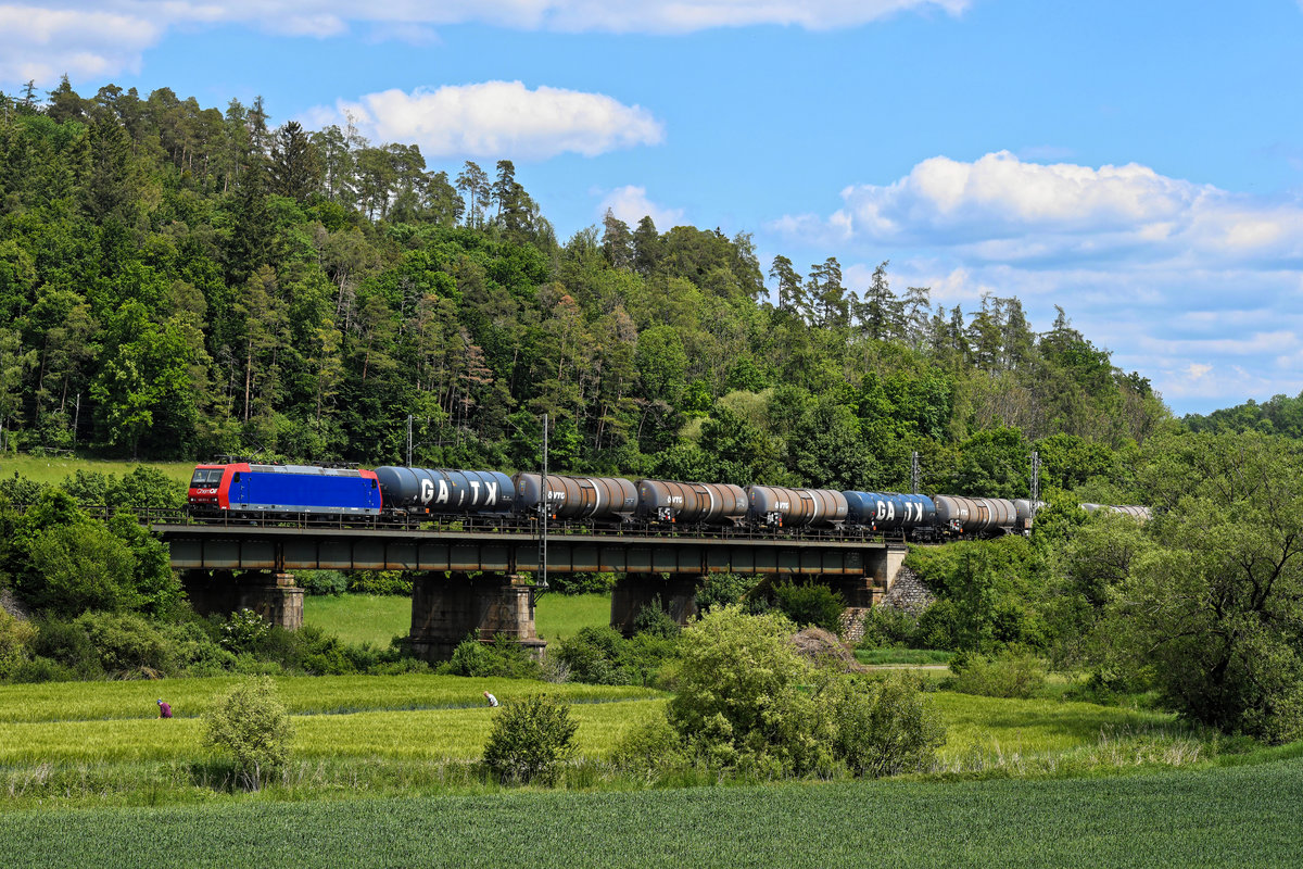 Mit einem Kesselwagenzug nach Basel konnte am 27. Mai 2020 die 482 011 von SBB Cargo beim Überqueren der Altmühl in der Nähe von Dietfurt fotografiert werden.