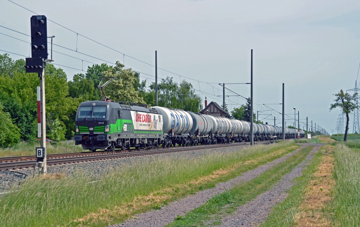 Mit einem Kesselwagenzug nach Großkorbetha passierte 193 218 am 31.05.15 Braschwitz Richtung Halle(S).