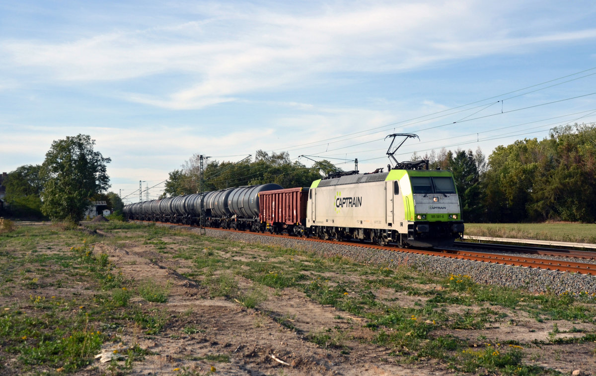 Mit einem Kesselwagenzug rollte 185 581 am 26.09.18 durch Jütrichau Richtung Roßlau. Um sich den Gefahrgutzuschlag zu sparen wurde hinter der Lok ein Hochbordwagen mitgeführt. 
