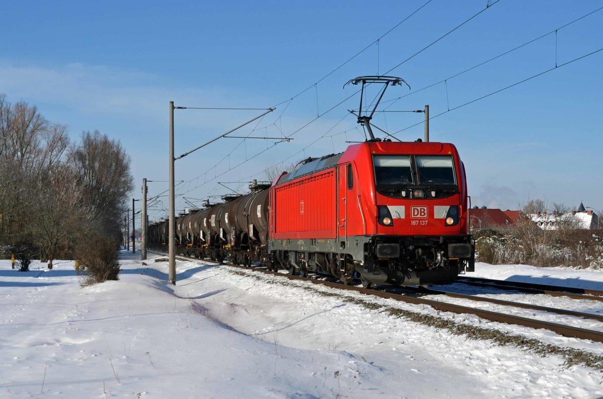 Mit einem Kesselwagenzug rollte 187 137 am 14.02.21 durch Greppin Richtung Bitterfeld.