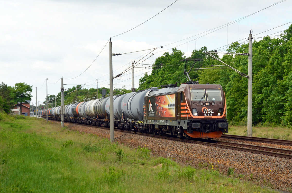Mit einem Kesselwagenzug rollte 187 538 der HSL am 21.05.22 durch Burgkemnitz Richtung Wittenberg.