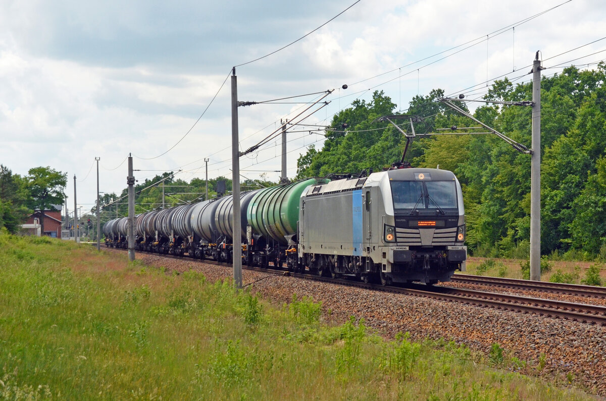Mit einem Kesselwagenzug rollte 193 804 der Railpool am 06.06.22 durch Burgkemnitz Richtung Wittenberg.