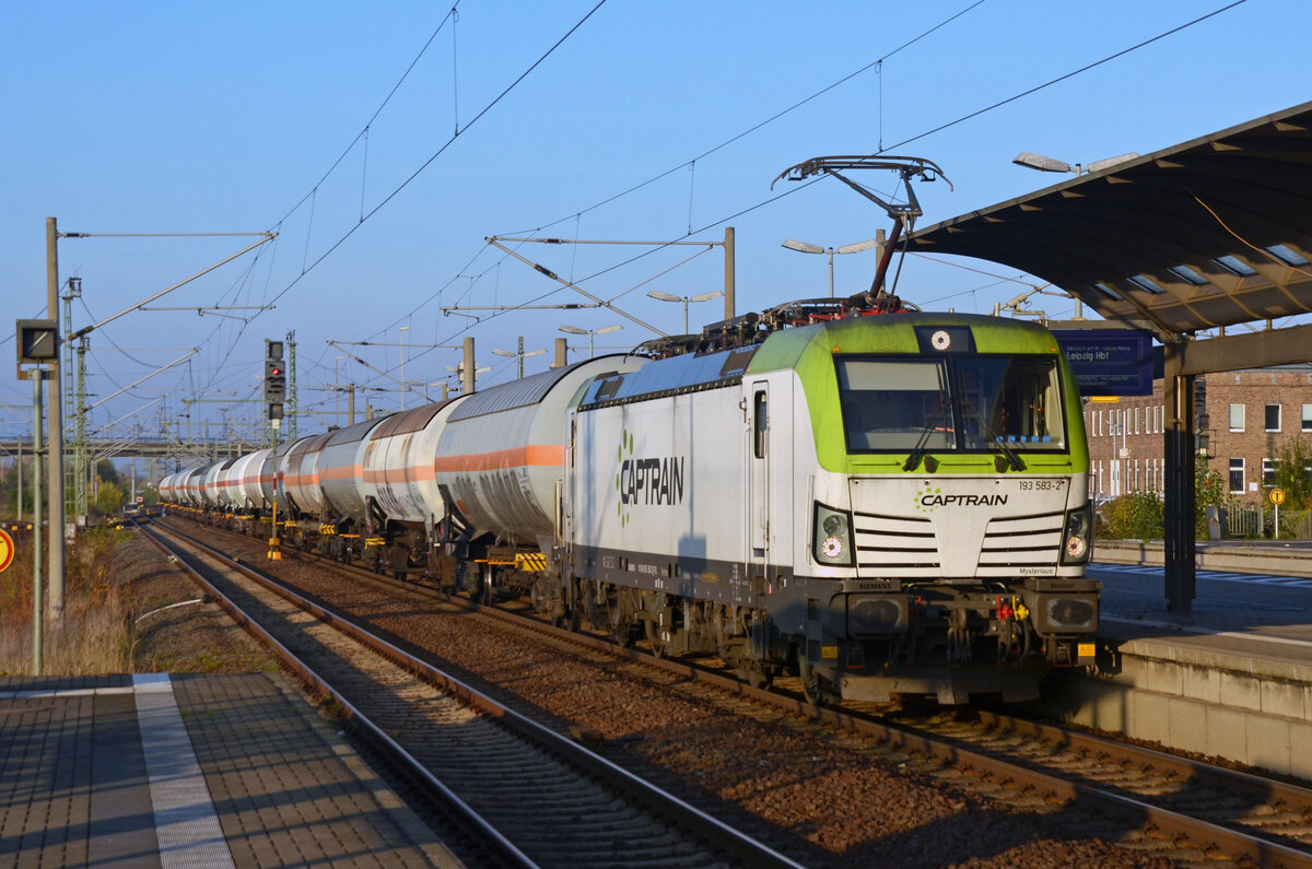 Mit einem Kesselwagenzug rollte 193 583 der Captrain am 13.11.22 durch Bitterfeld Richtung Halle(S).