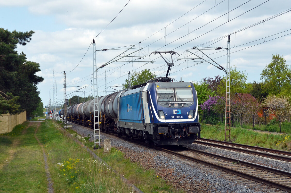 Mit einem Kesselwagenzug rollte 388 002 der CD Cargo am 08.05.22 durch Wittenberg-Labetz Richtung Falkenberg(E).