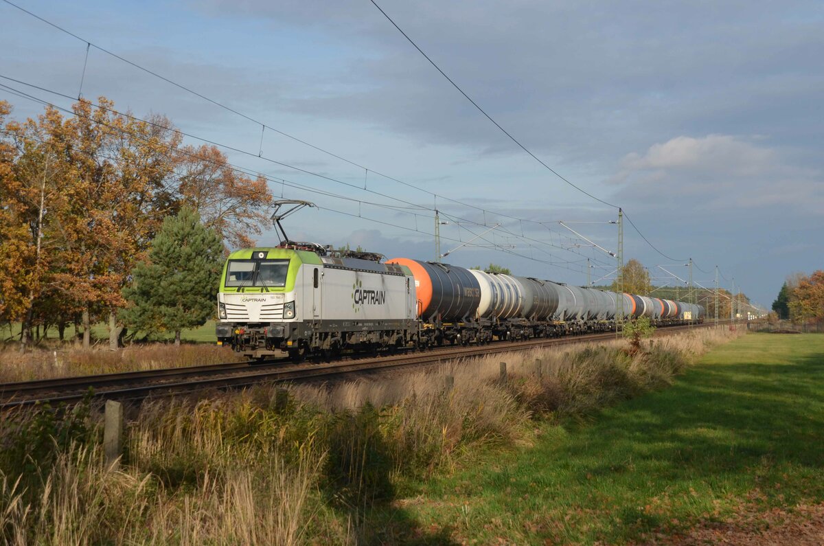 Mit einem Kesselwagenzug rollte der Captrain-Vectron 193 786 am 06.11.21 durch Radis Richtung Bitterfeld.