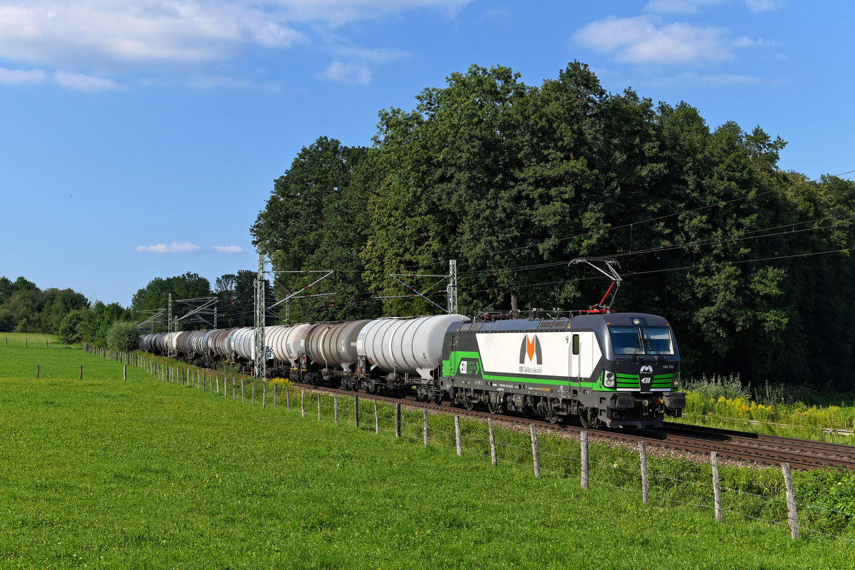 Mit einem Kesselwagenzug war der an die MMV-Rail Austria GmbH vermietete ELL Vectron 193 753 am 06. August 2020 in südlicher Richtung unterwegs. Am Bü Vogl lag die Sonderleistung gut im Licht.