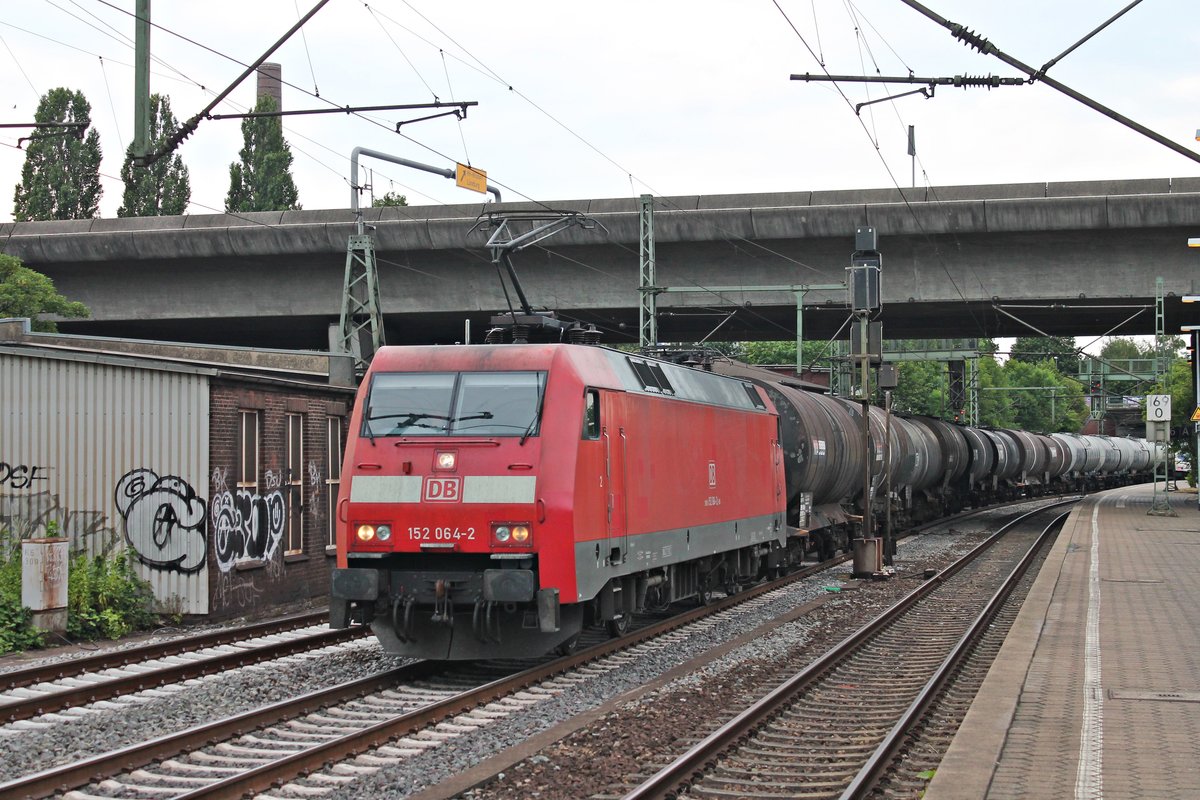Mit einem Kesselzug aus dem Hafen fuhr am Abend des 18.07.2019 die 152 064-2 durch den Bahnhof von Hamburg Harburg in Richtung Rangierbahnhof Maschen.
