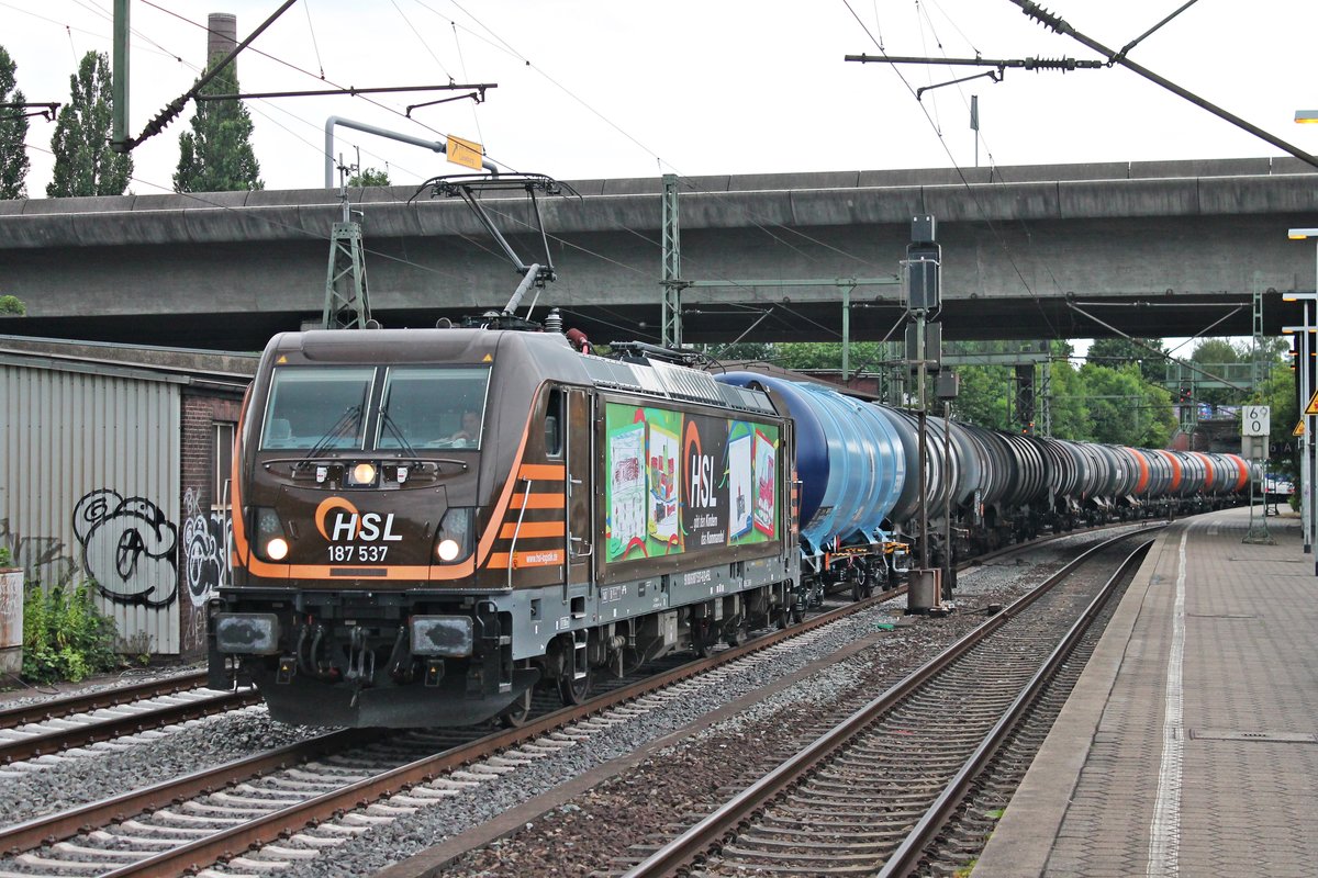 Mit einem Kesselzug aus Hamburg Hohe Schaar fuhr am Abend des 18.07.2019 die 187 537  HSL ...gibt den Kindern das Kommando!  durch den Bahnhof von Hamburg Harburg in Richtung Rangierbahnhof Maschen.