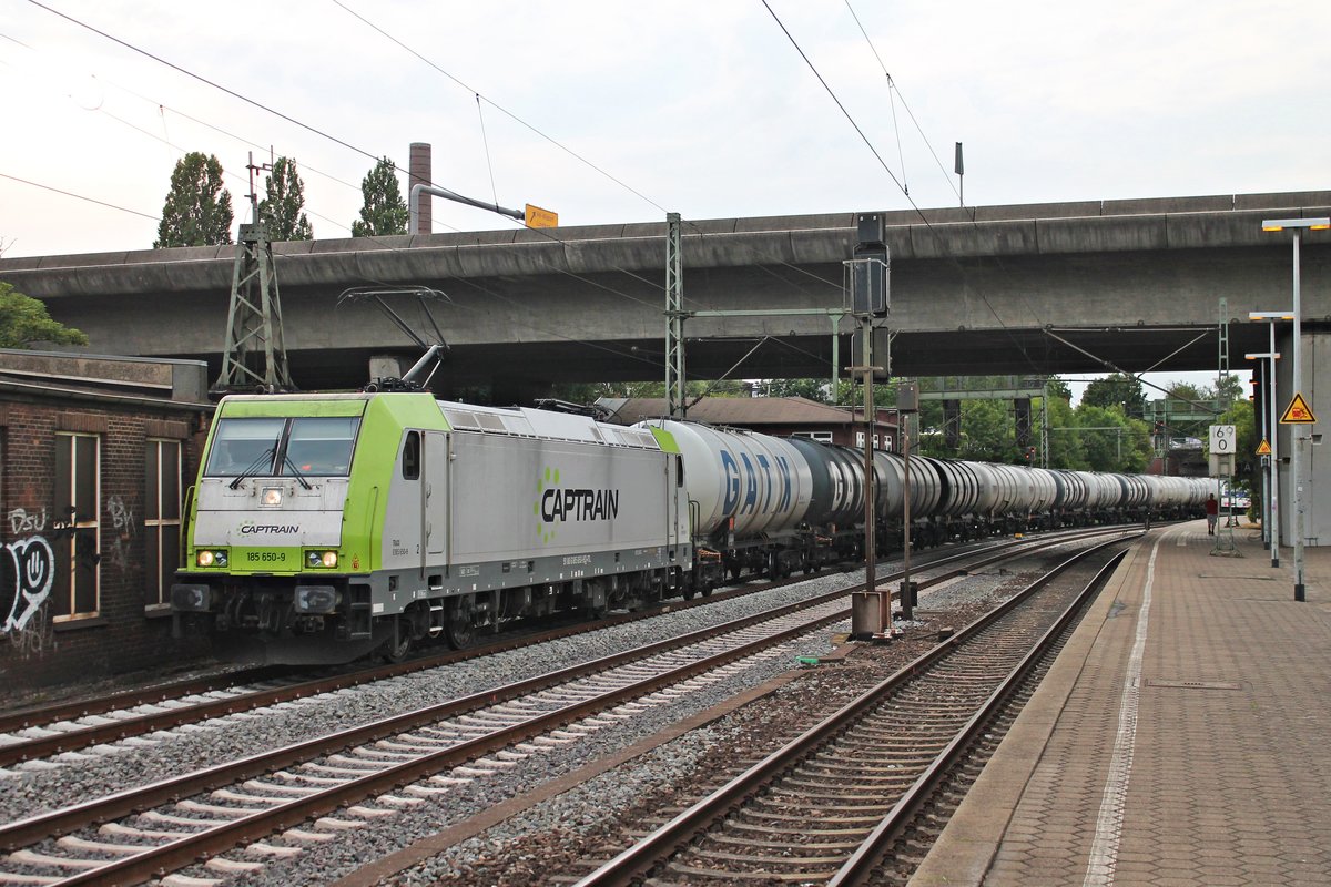 Mit einem Kesselzug aus Hamburg Hohe Schaar fuhr am Abend des 18.07.2019 die 185 650-9 von ITL durch den Bahnhof von Hamburg Harburg in Richtung Rangierbahnhof Maschen.