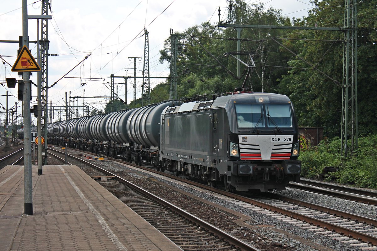 Mit einem Kesselzug nach Hamburg Hohe Schaar fuhr am Vormittag des 19.07.2019 die MRCE/TXL X4 E-879 (193 879-4) durch den Bahnhof von Hamburg Harburg in wird in Kürze ihren Zielbahnhof erreichen.